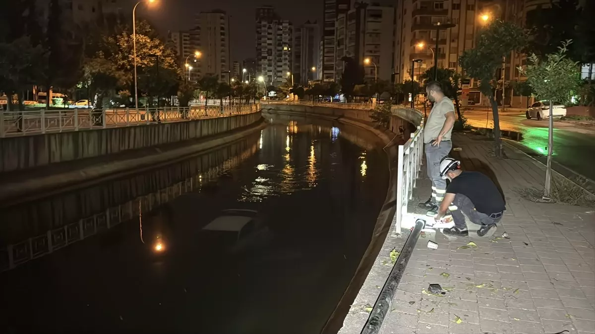 Adana'da Otomobil Sulama Kanalına Devrildi, 3 Yaralı