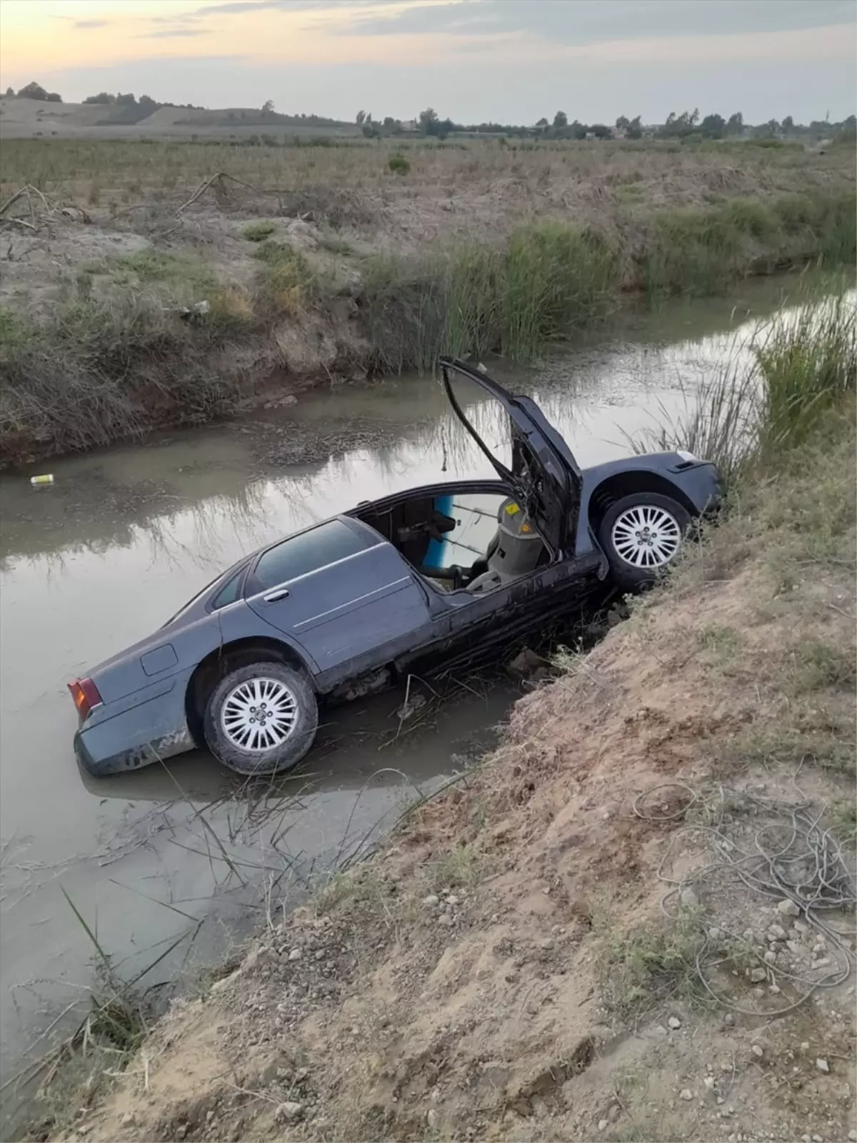 Yumurtalık'ta Sulama Kanalına Devrilen Otomobilin Sürücüsü Yaralandı
