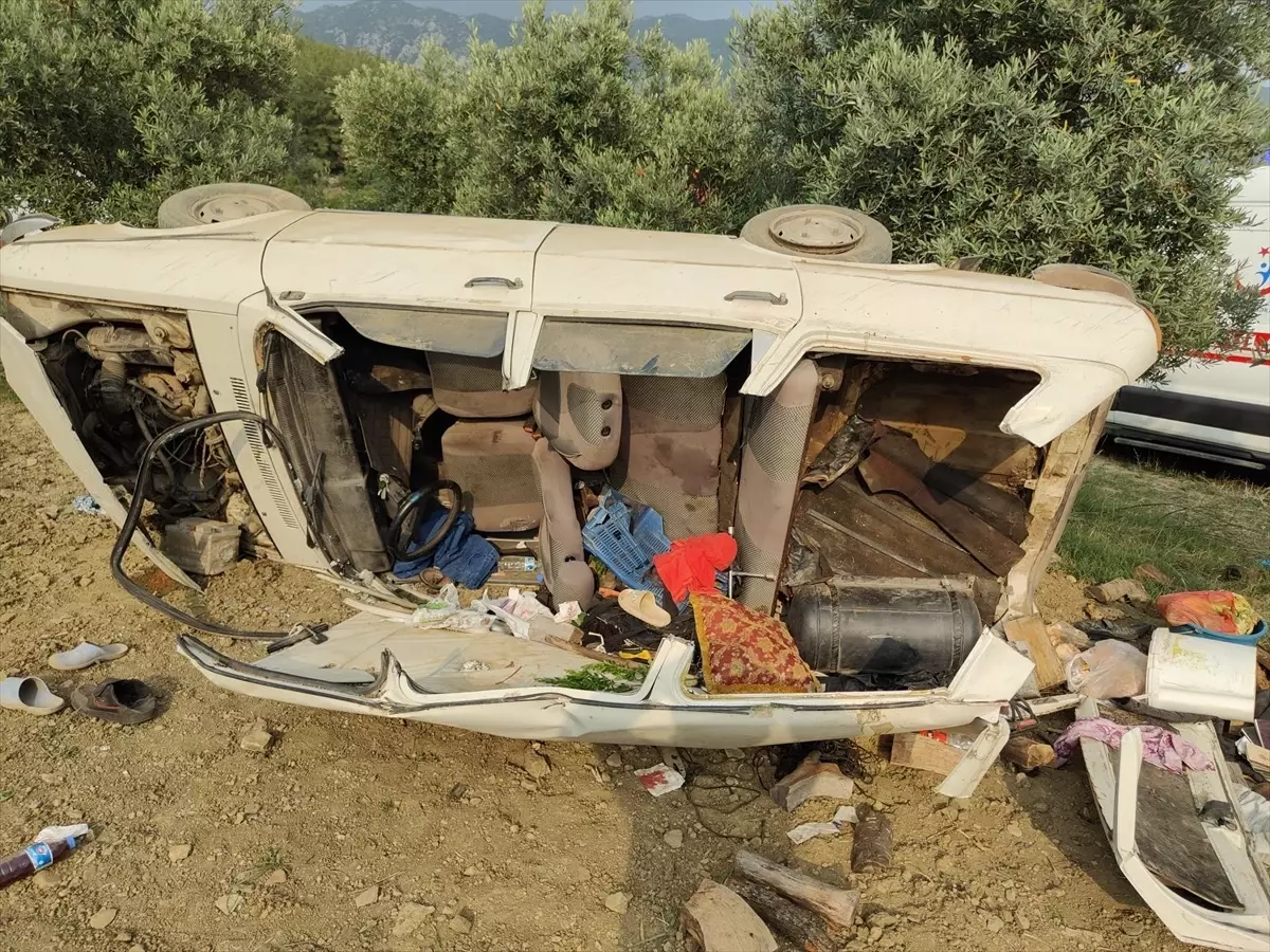 Adana'da Takla Atan Otomobilde 3 Yaralı