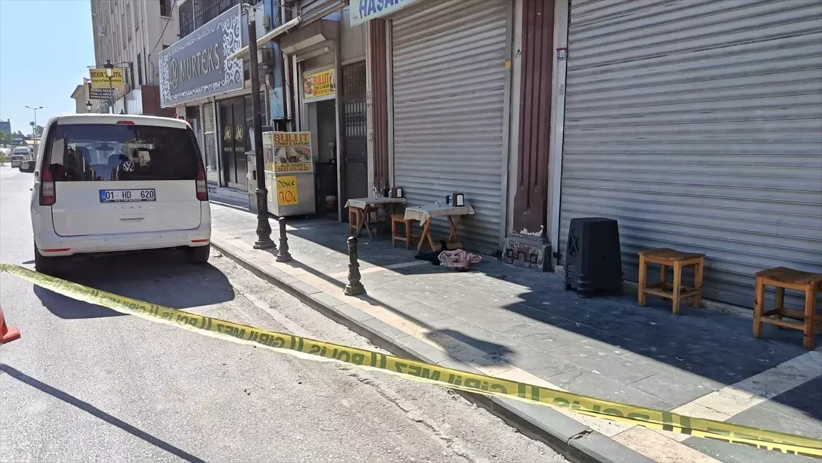 Adana'da Komşusunu Tabancayla Vuran Esnaf Hastaneye Kaldırıldı