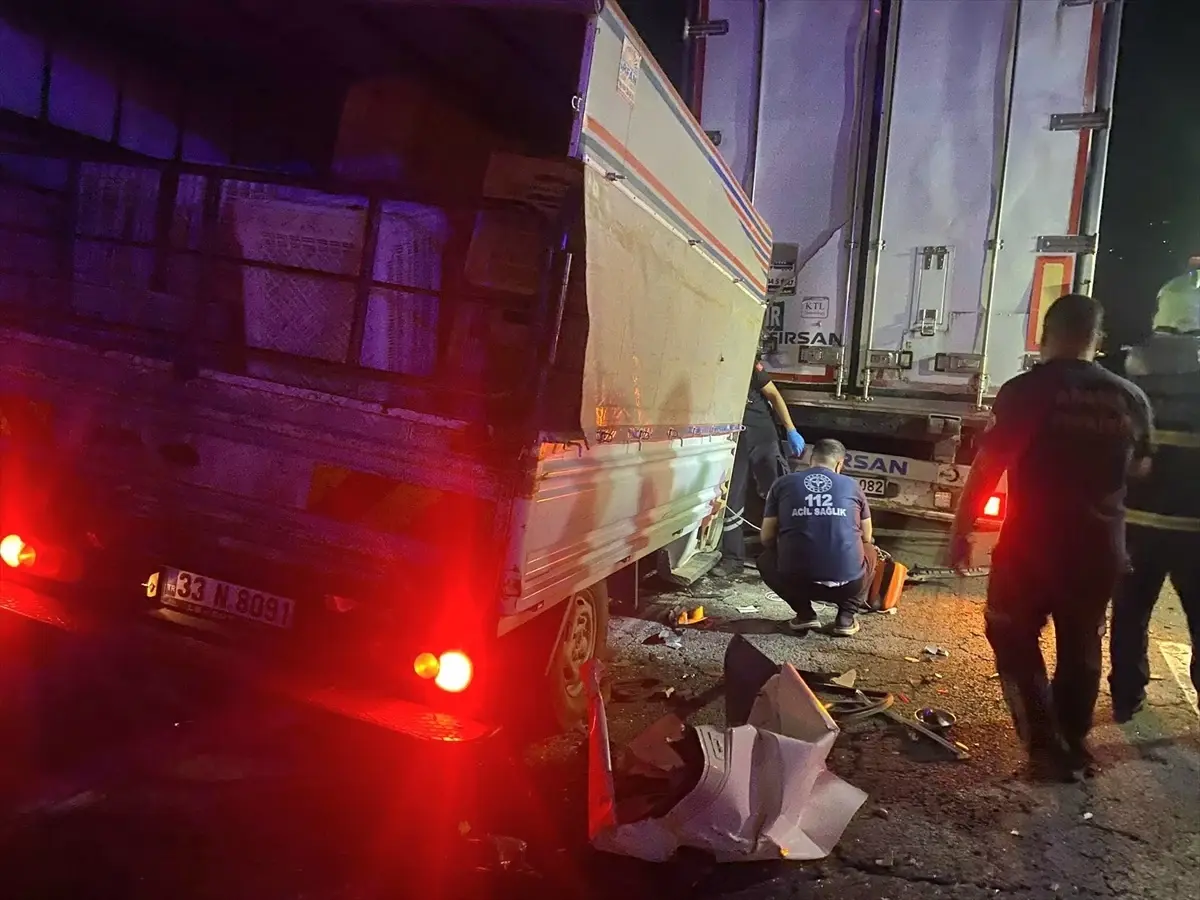 Pozantı'da Kamyonet Tıra Çarptı: Sürücü Hayatını Kaybetti