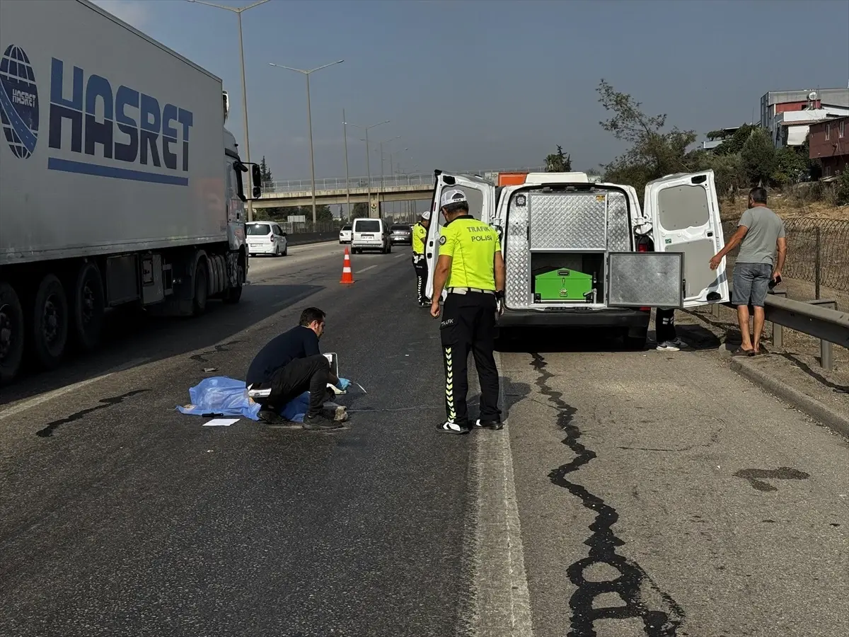 Adana'da Otoyolda Tırın Çarptığı Yaya Hayatını Kaybetti
