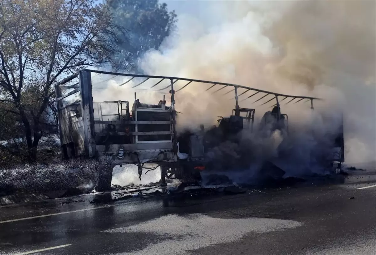 Adana Otoyolunda Tır Yangını: Araç Kullanılamaz Hale Geldi