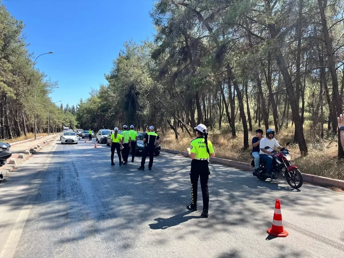 Adana Trafik Polisi: Yola Atılan İzmaritler Orman Yangınlarına Neden Olabilir