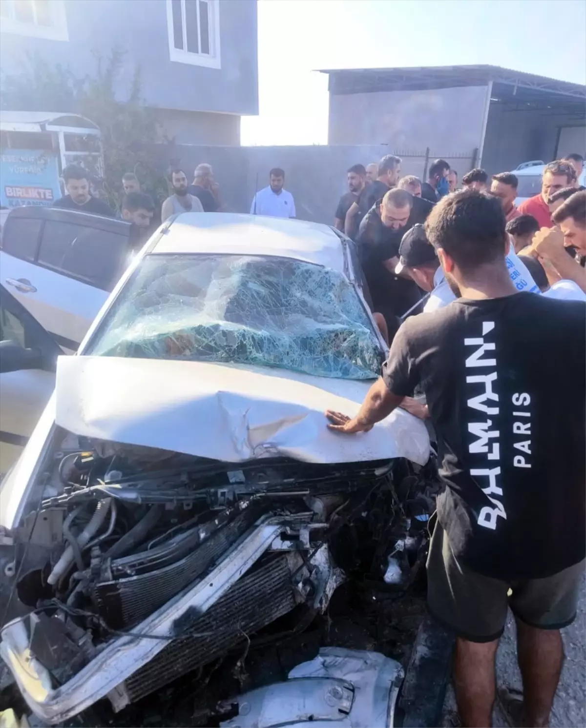 Adana'da Traktöre Çarpan Otomobilde 1 Kişi Hayatını Kaybetti