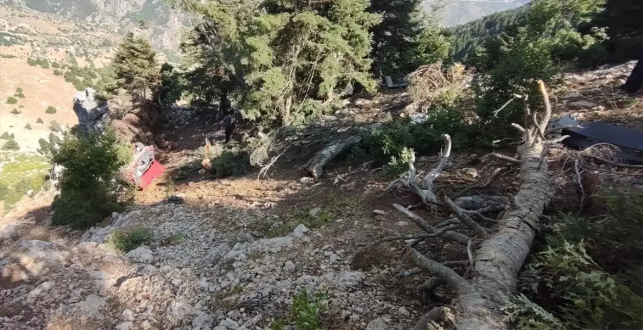 Adana'da Uçuruma Yuvarlanan Otomobilde 2 Kişi Hayatını Kaybetti