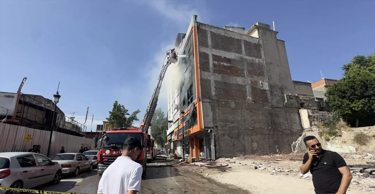 Adana'da Yastık İmalathanesinde Yangın: 2 Yaralı