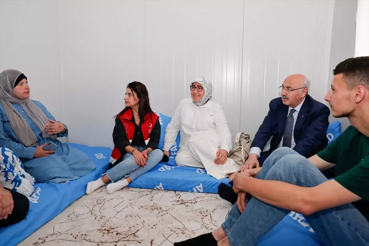 Adana Valisi Köşger, Filistinli Ailelerle Buluştu