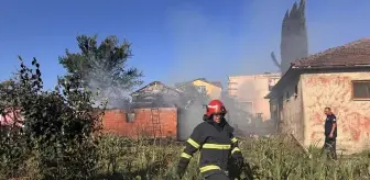 Adapazarı'nda Ahır Yangını: İtfaiye Hızla Müdahale Etti