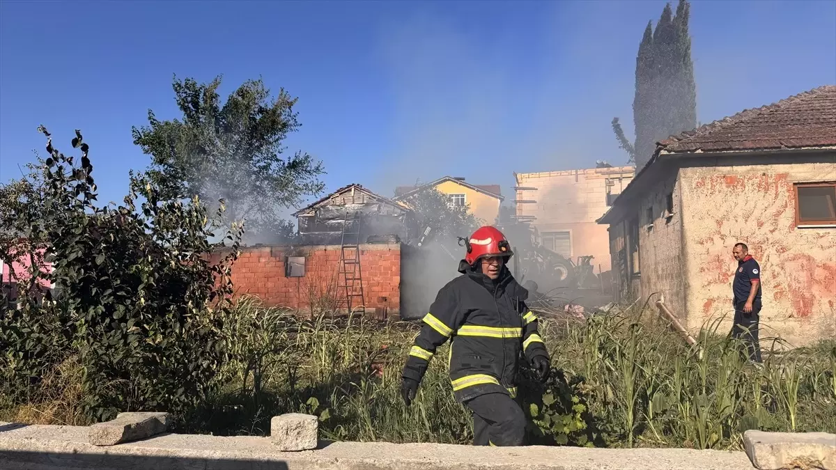 Adapazarı'nda Ahır Yangını: İtfaiye Hızla Müdahale Etti