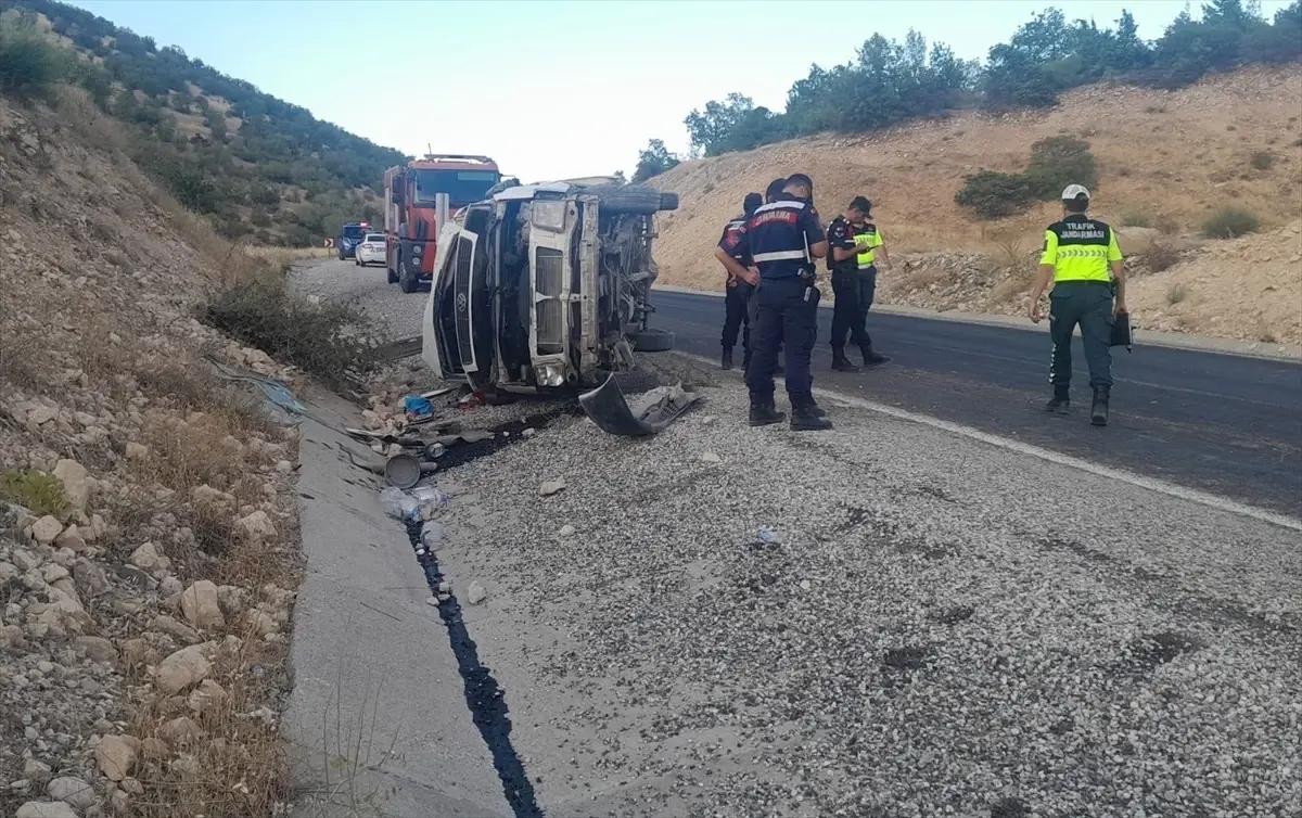 Adıyaman'da Tarım İşçilerini Taşıyan Minibüs Devrildi: 19 Yaralı