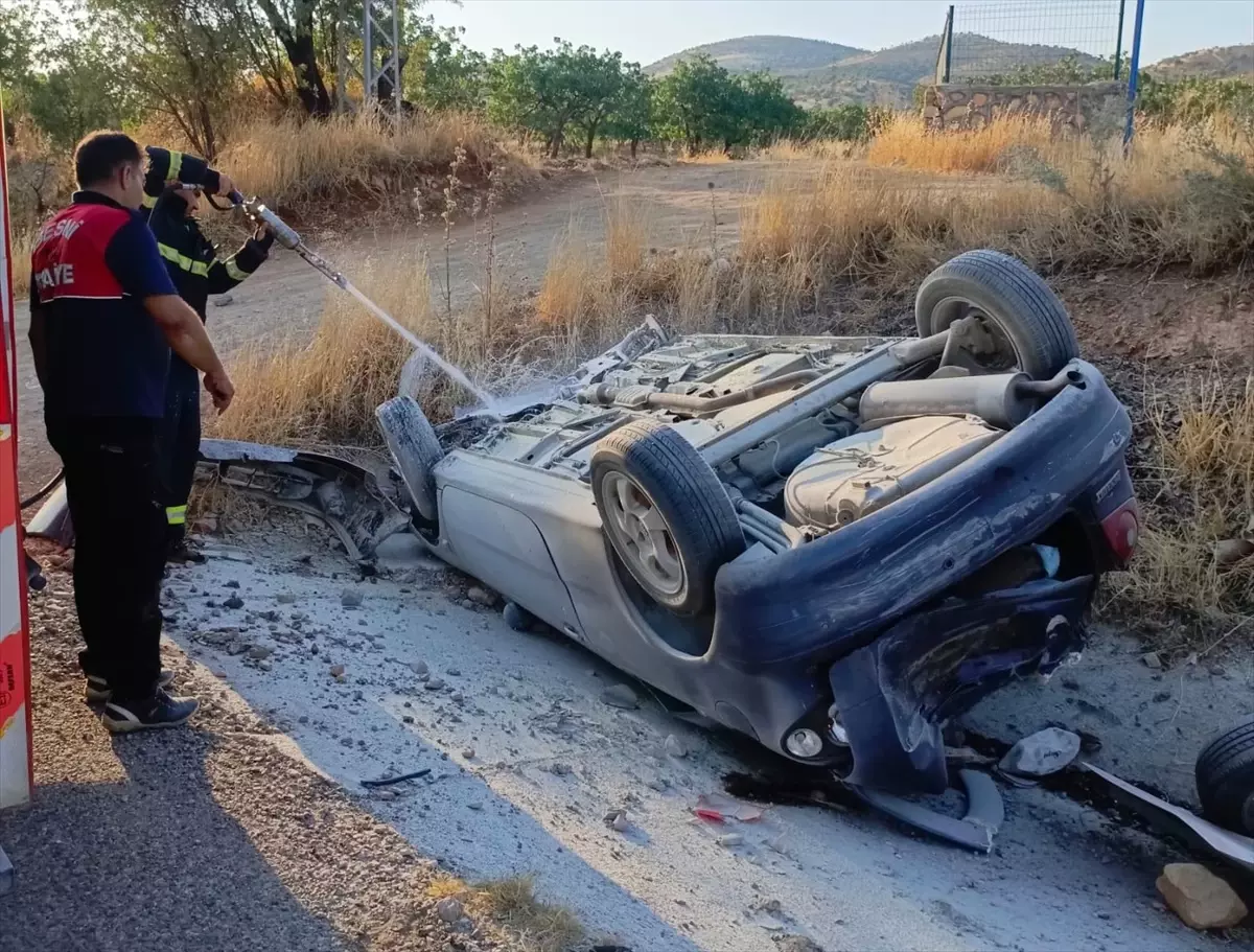 Besni'de Devrilen Otomobilin Sürücüsü Yaralandı