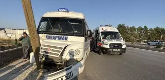 Adıyaman'da Minibüs Elektrik Direğine Çarptı: 8 Yaralı