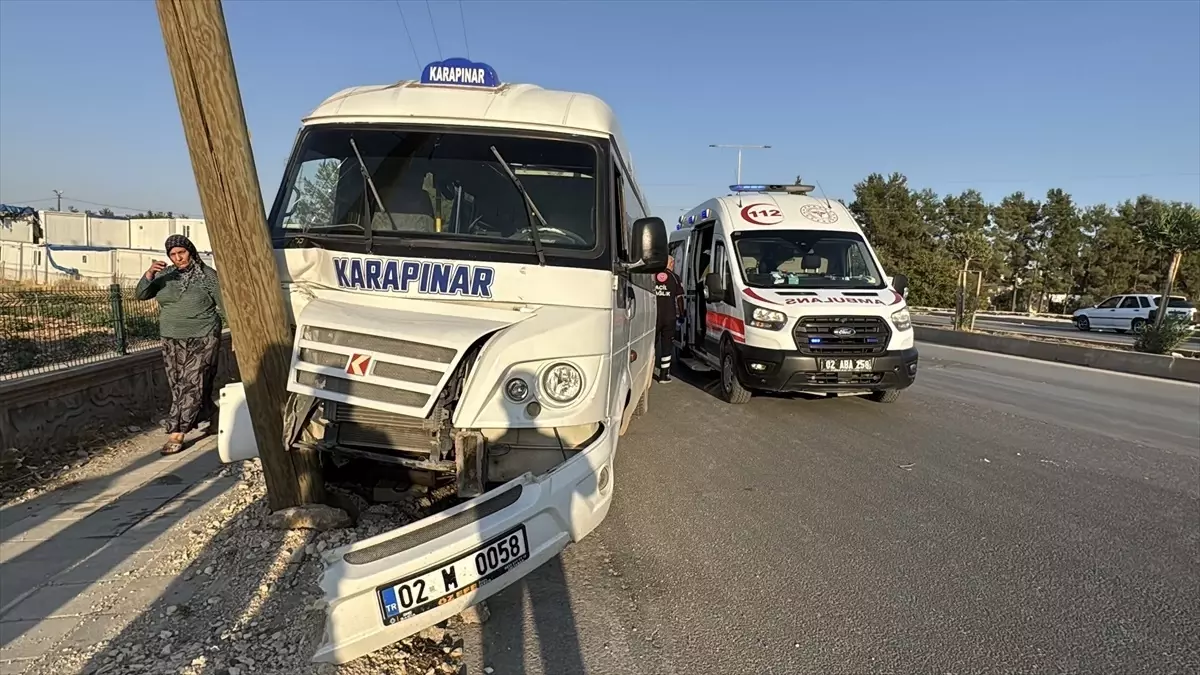 Adıyaman'da Minibüs Elektrik Direğine Çarptı: 8 Yaralı