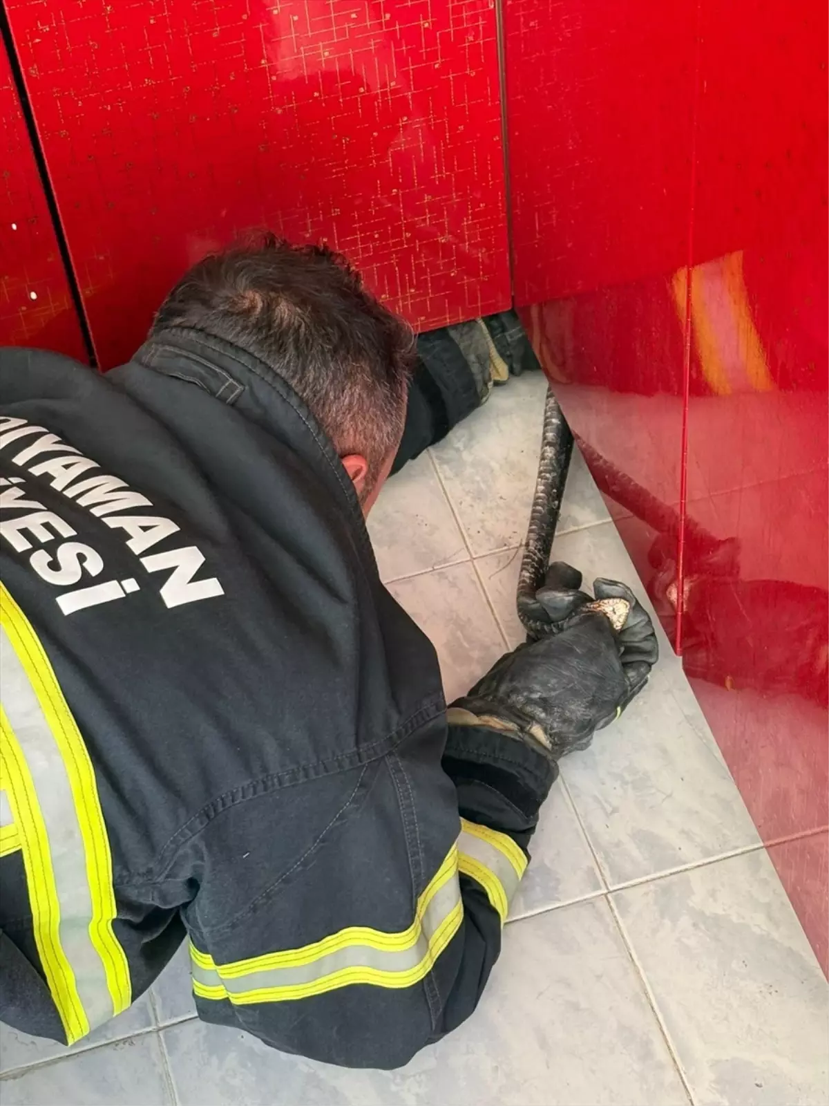 Adıyaman'da Mutfağa Giren Yılan İtfaiye Tarafından Yakalandı