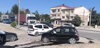 Adıyaman'da Otomobil Çarpışmasında 4 Kişi Yaralandı