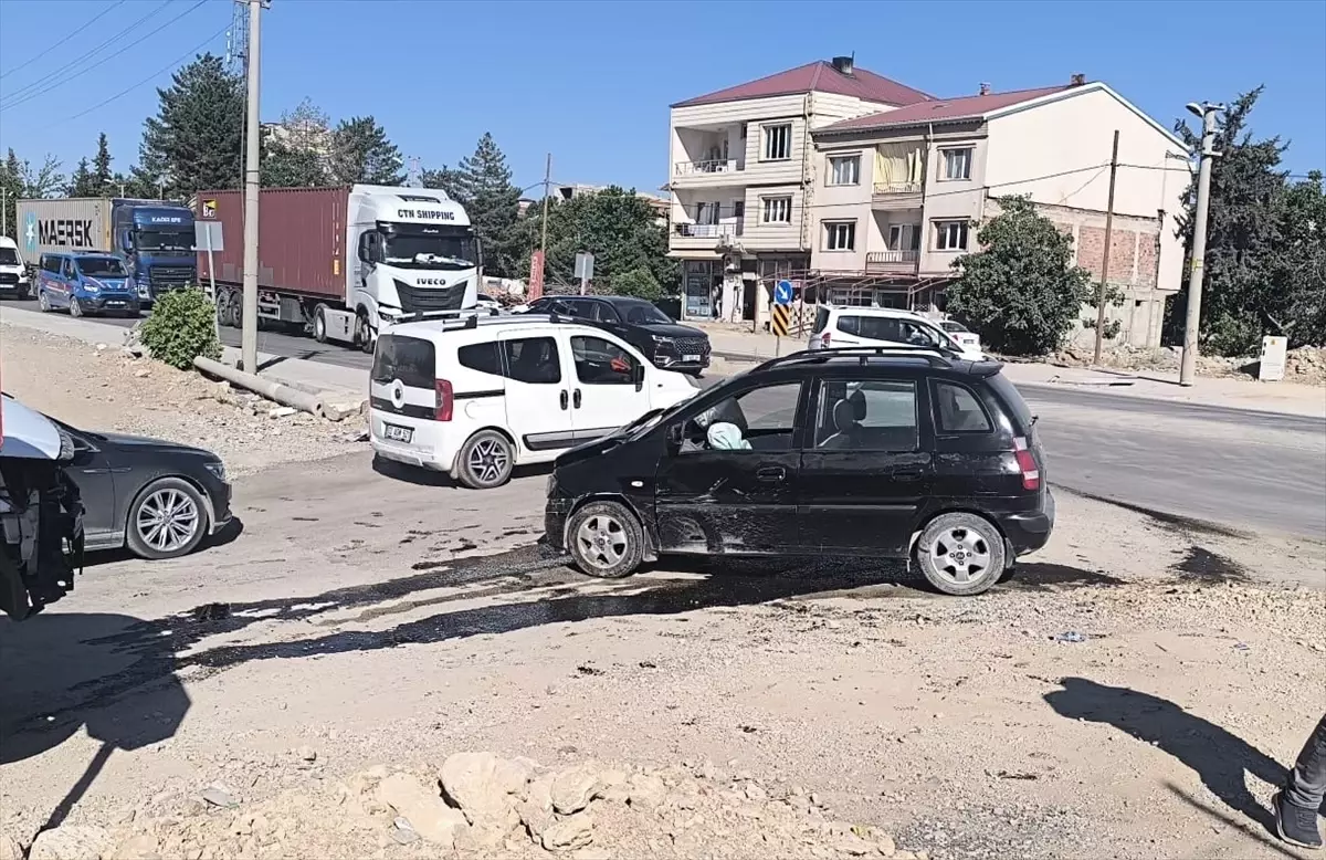 Adıyaman'da Otomobil Çarpışmasında 4 Kişi Yaralandı