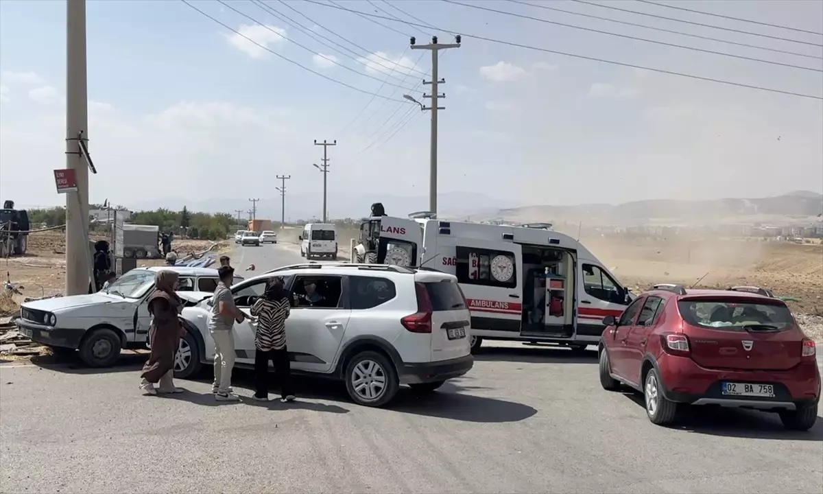 Adıyaman'da İki Otomobil Çarpıştı: 5 Yaralı