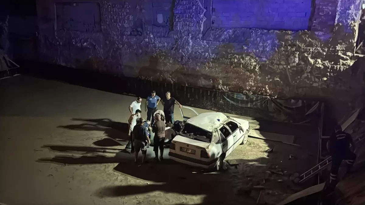 Adıyaman'da Otomobil İnşaat Temeline Devrildi: 4 Yaralı