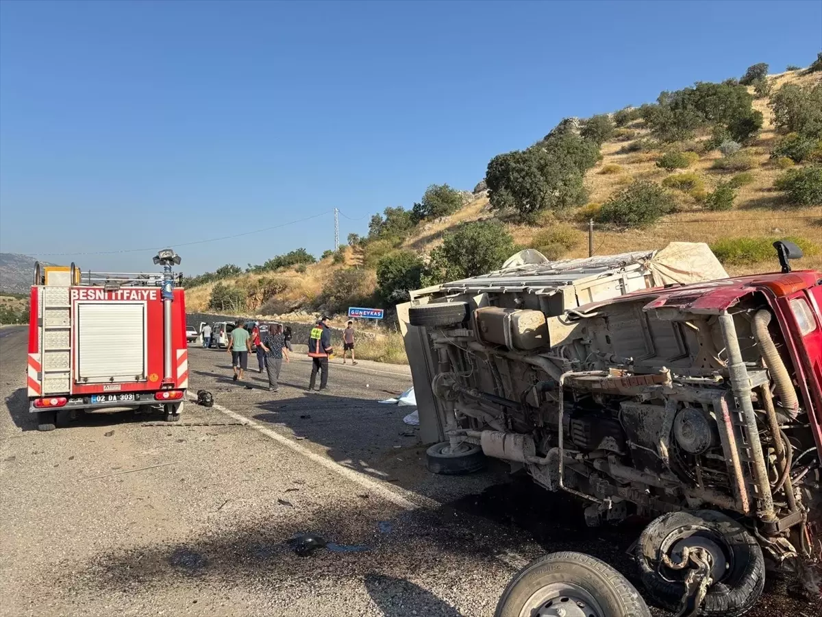 Adıyaman'da Otomobil ve Kamyonet Çarpıştı: 1 Ölü, 5 Yaralı
