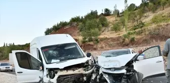 Adıyaman'da Minibüs ve Otomobil Çarpıştı: 5 Yaralı