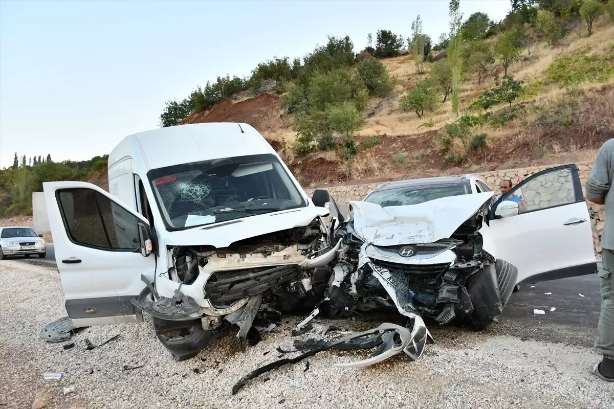 Adıyaman'da Minibüs ve Otomobil Çarpıştı: 5 Yaralı