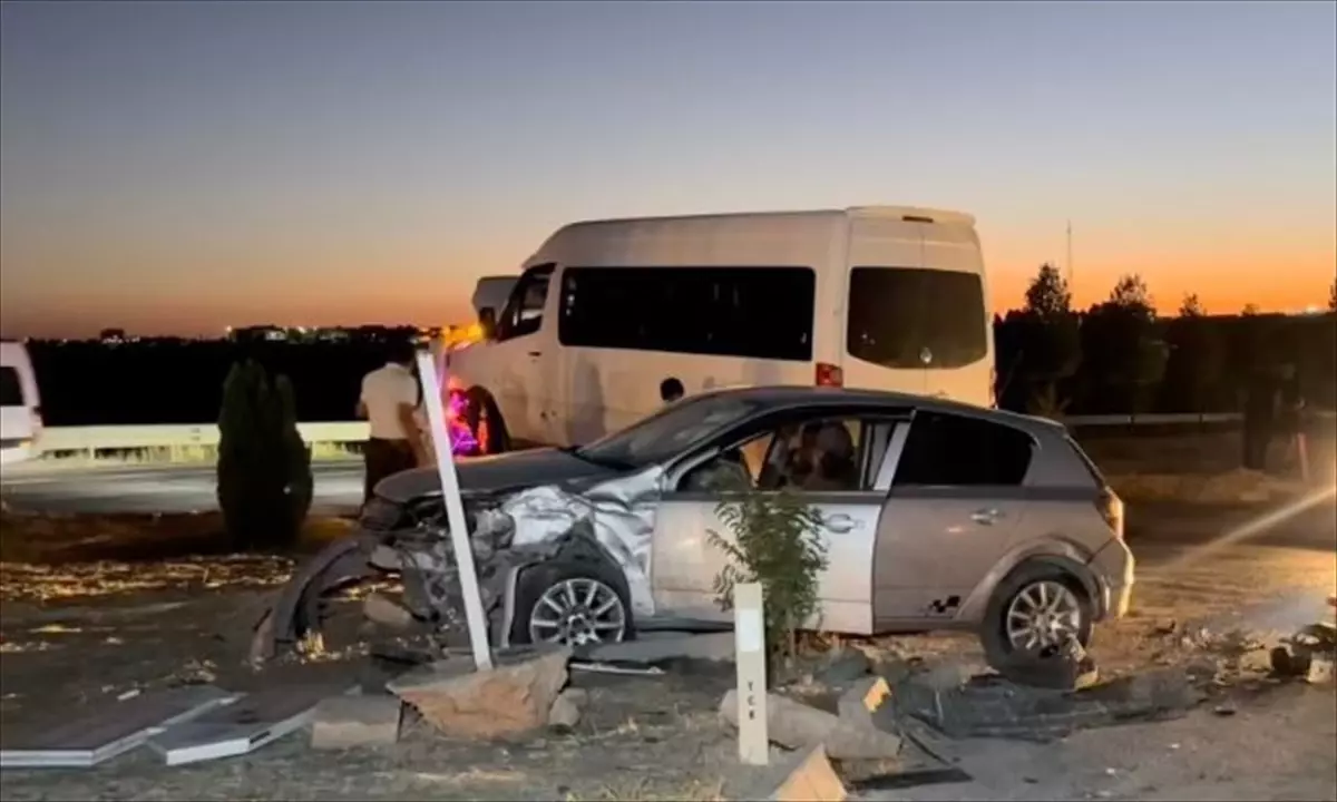 Adıyaman'da Minibüs ile Otomobil Çarpıştı: 10 Yaralı