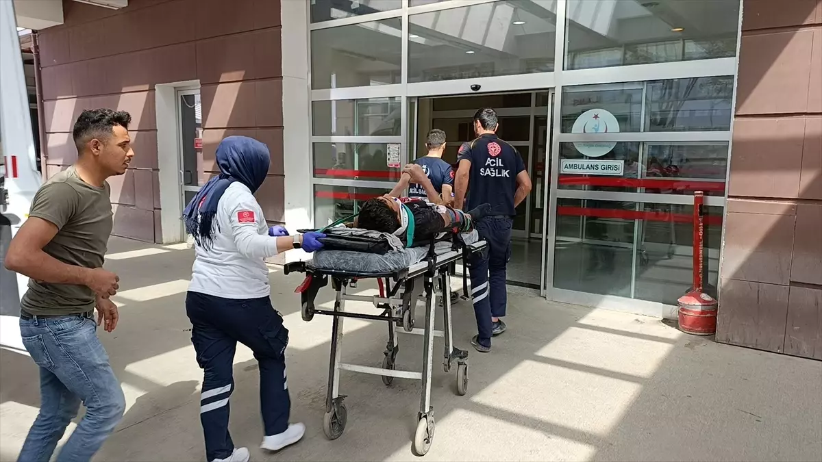 Adıyaman'da İnşaat İşçisine İskeleden Düşen Parça Geçirdi