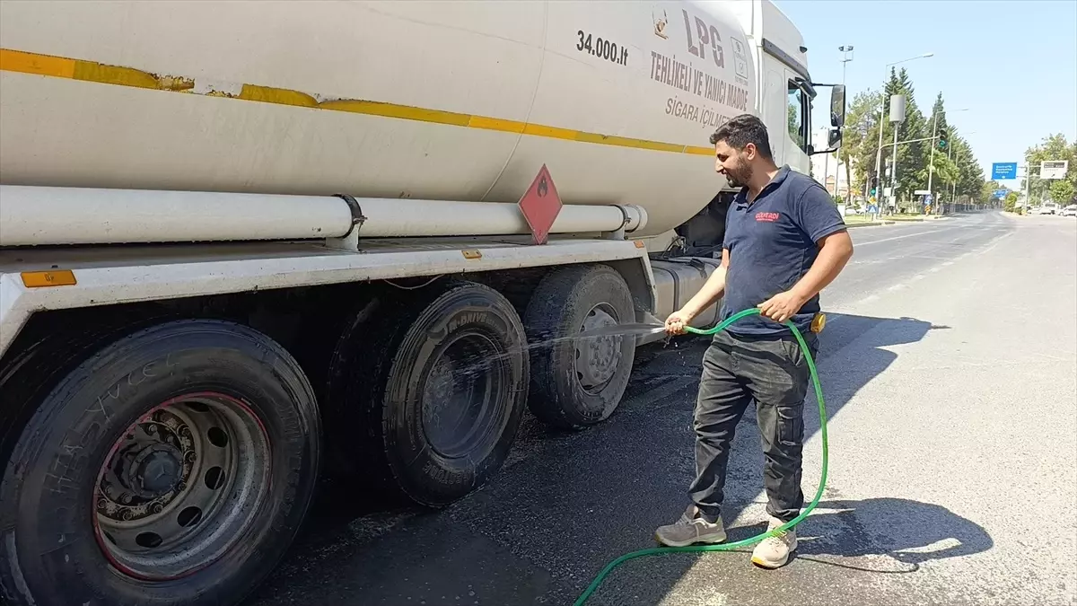 Adıyaman'da Akaryakıt Yüklü Tankerde Yangın