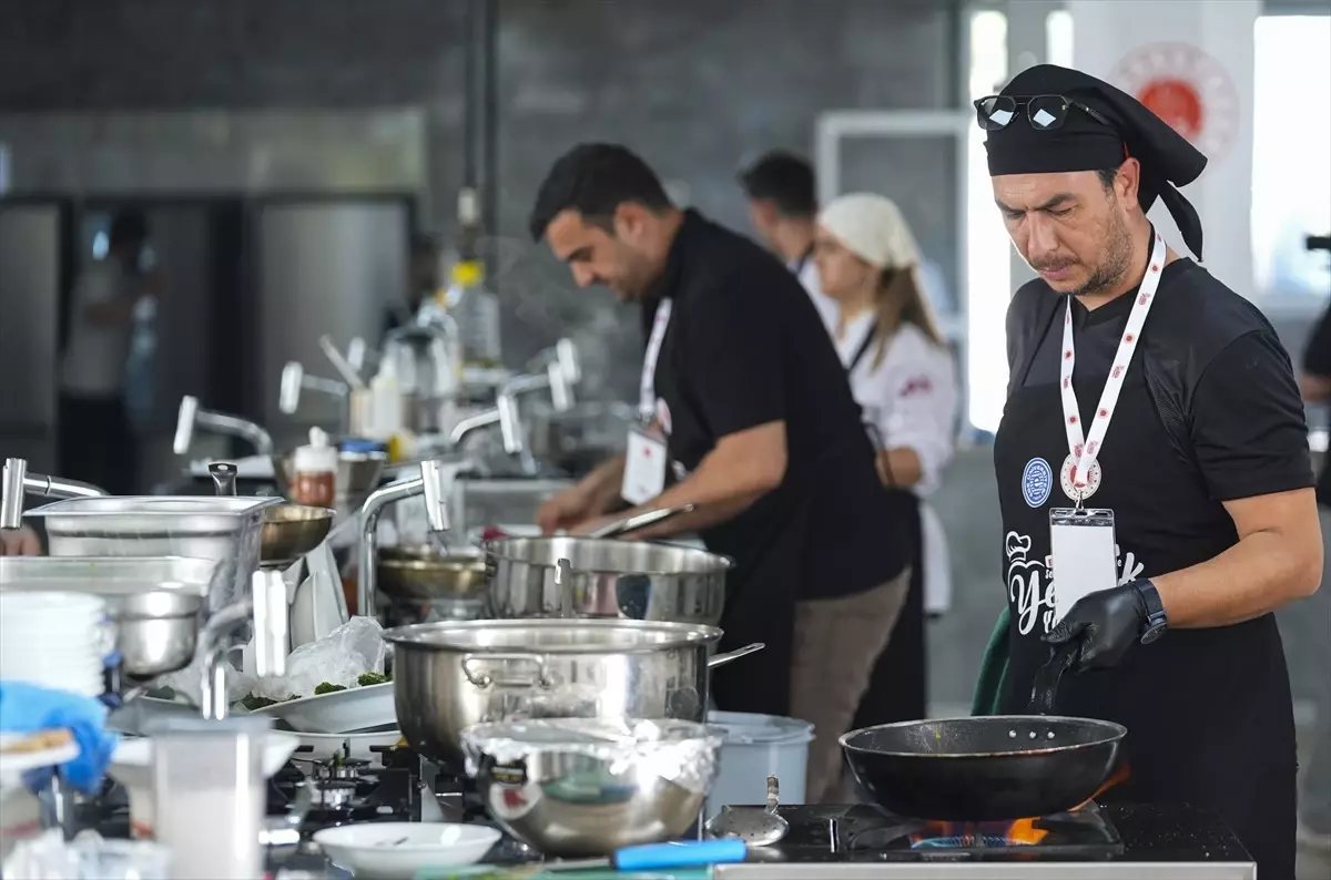 Adliyelerin Aşçıları İzmir'de Yemek Yarışmasında Hünerlerini Sergiledi