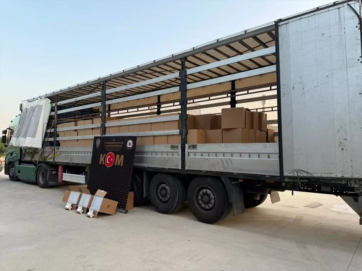 Dinar'da 4 Milyon 300 Bin Kaçak Makaron Ele Geçirildi