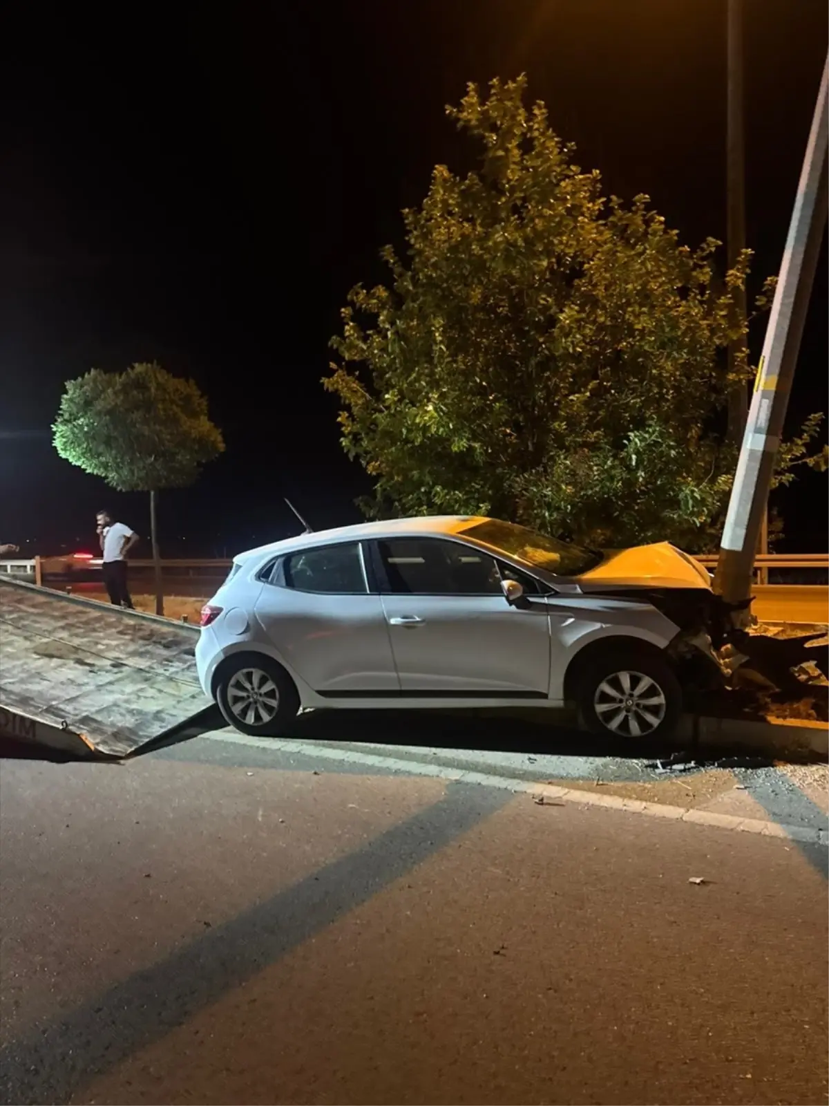 Afyonkarahisar'da Aydınlatma Direğine Çarpan Otomobilde 4 Yaralı