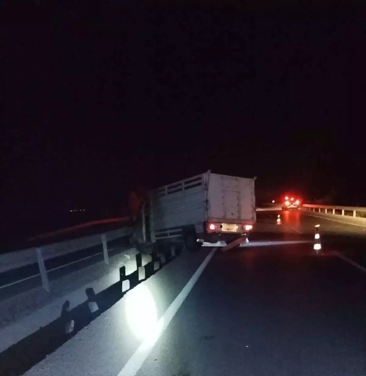 Afyonkarahisar'da Kamyonet Bariyere Çarptı: 4 Yaralı