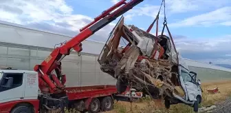 Afyonkarahisar'da Tren Minibüse Çarptı: Sürücü Yaralandı