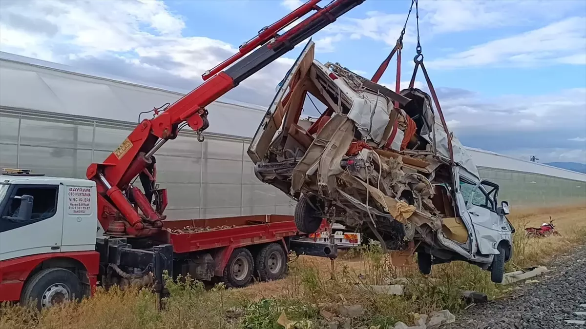 Afyonkarahisar'da Tren Minibüse Çarptı: Sürücü Yaralandı
