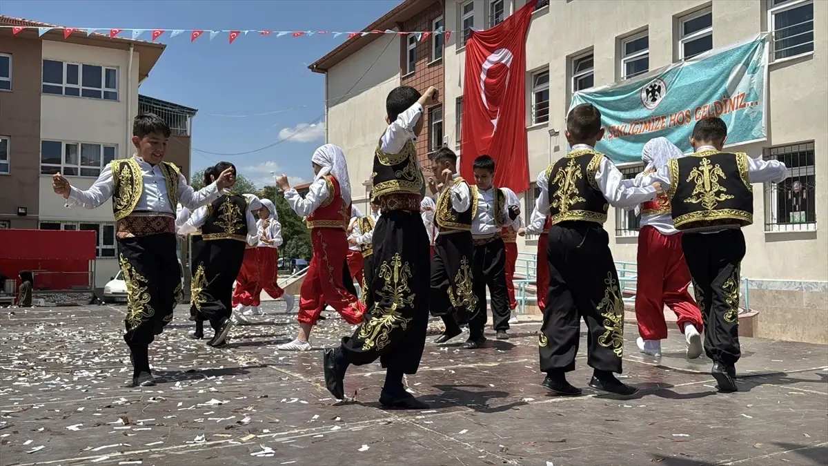 Selçuklu İlkokulu'nda Geleneksel Bahar Şenliği Coşkusu