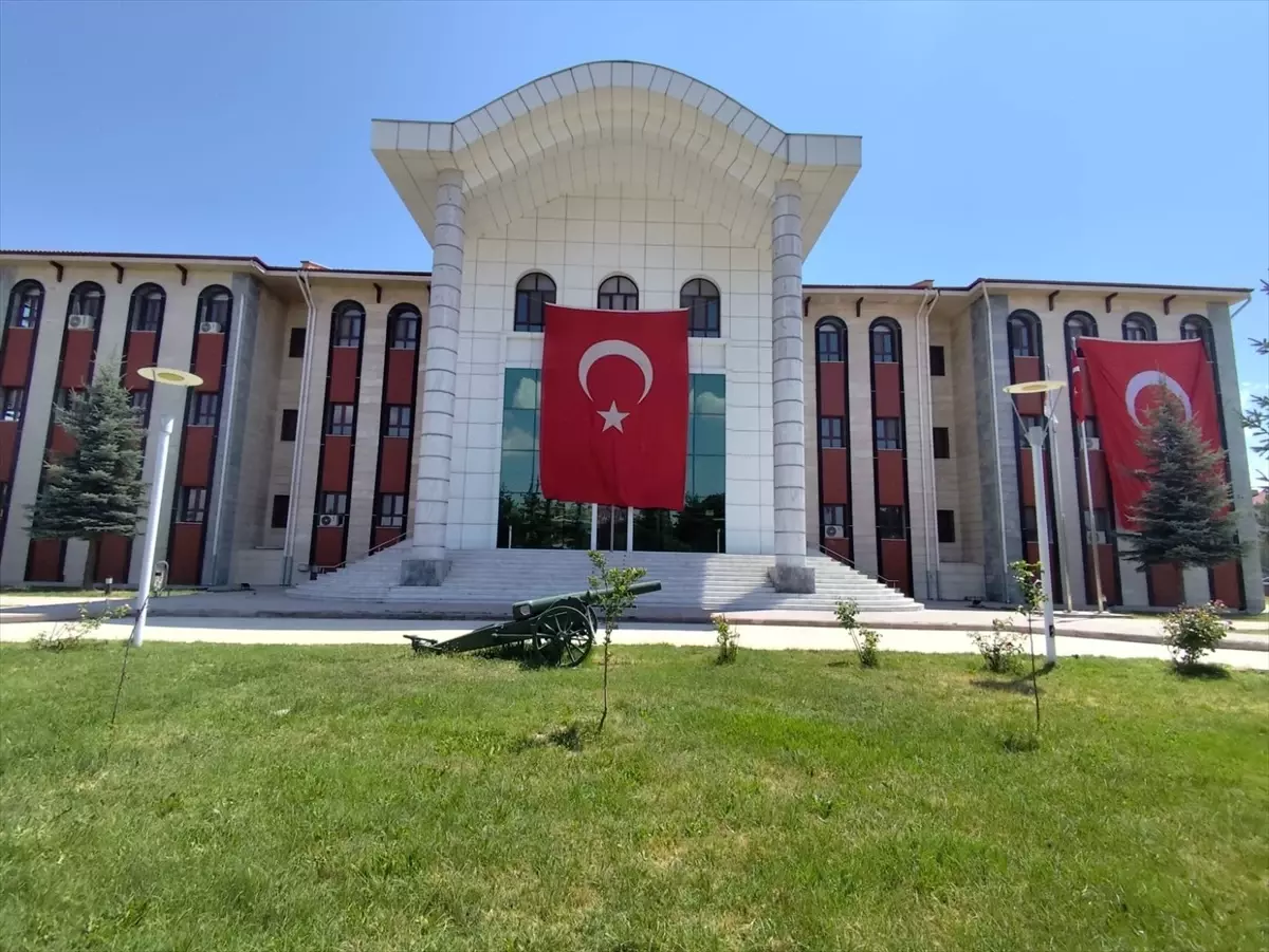 Afyonkarahisar'da kamu binalarına 'Terörsüz Türkiye'ye destek için Türk bayrakları asıldı