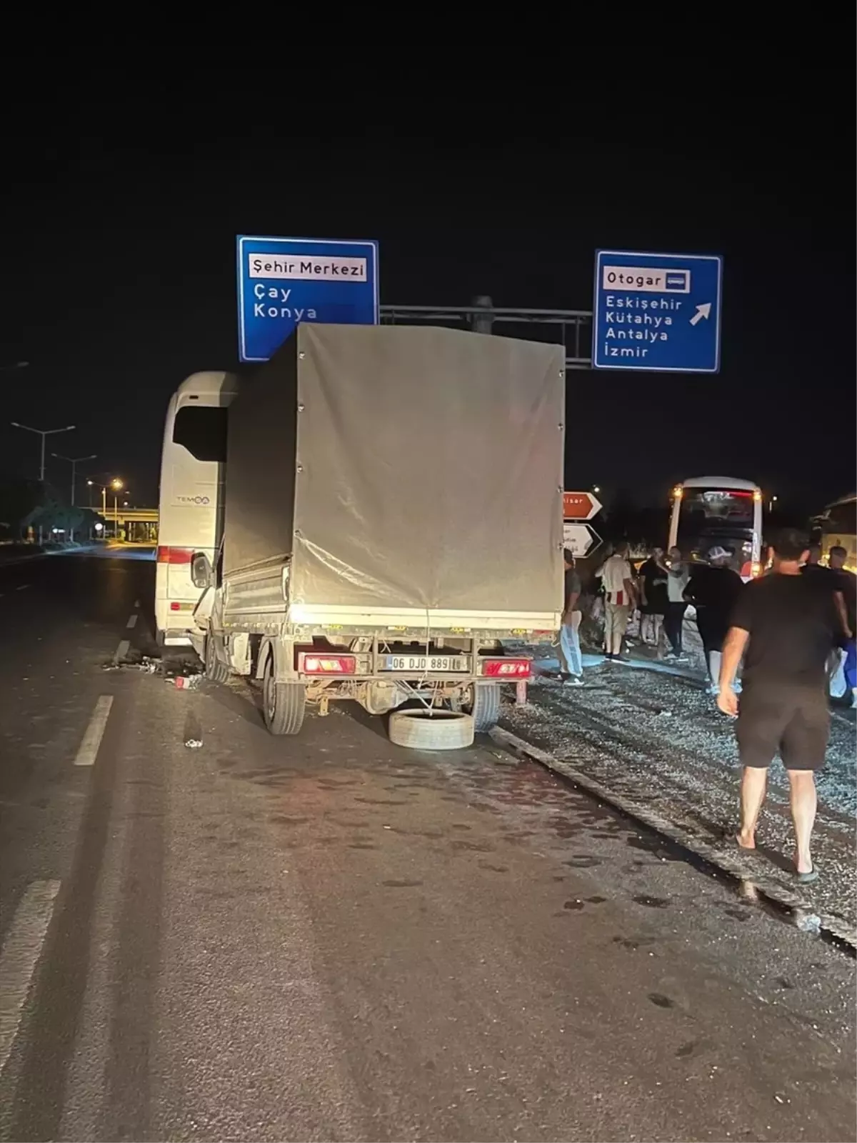 Afyonkarahisar'da Kamyonet Otobüse Çarptı: 7 Yaralı
