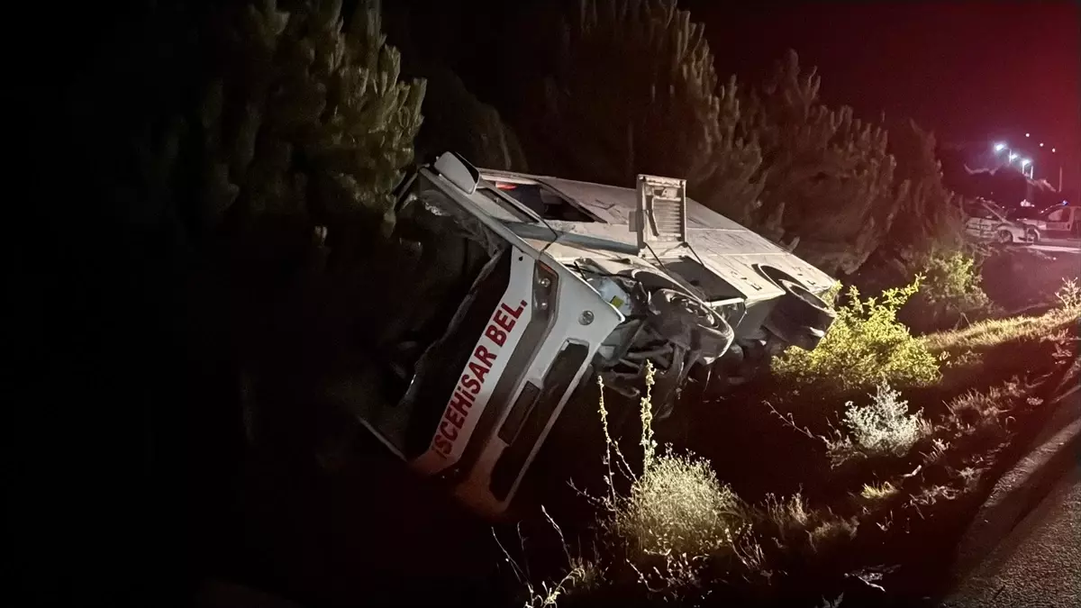 Afyonkarahisar'da Midibüs Devrildi: 12 Yaralı