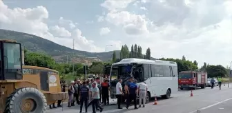 Çay'da Otobüs ve Kamyon Çarpıştı: 7 Yaralı