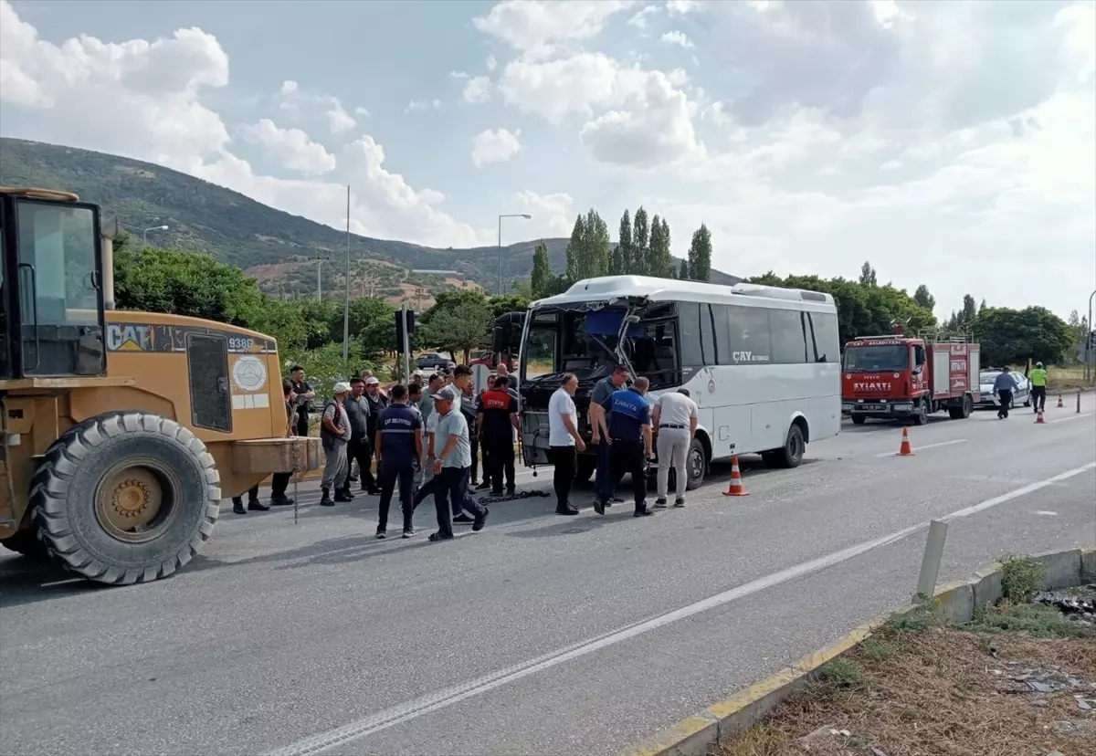 Çay'da Otobüs ve Kamyon Çarpıştı: 7 Yaralı