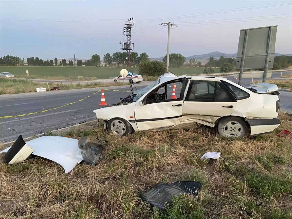 Emirdağ'da Otomobil ile Traktör Çarpıştı: 4 Yaralı