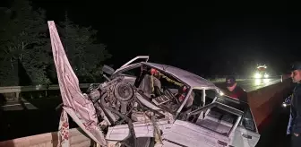 Afyonkarahisar'da Refüje Çarpan Otomobilde 7 Kişi Yaralandı