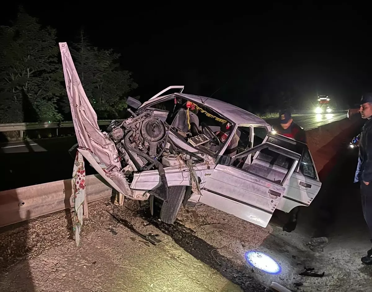 Afyonkarahisar'da Refüje Çarpan Otomobilde 7 Kişi Yaralandı