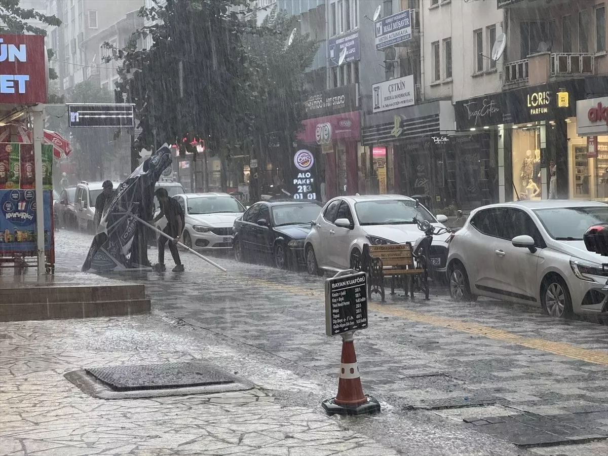 Afyonkarahisar'da Sağanak Yağış Trafiği Olumsuz Etkiledi