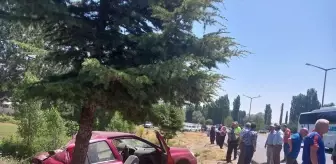 Afyonkarahisar'da Tırın Çarptığı Otomobilde 1 Ölü, 5 Yaralı