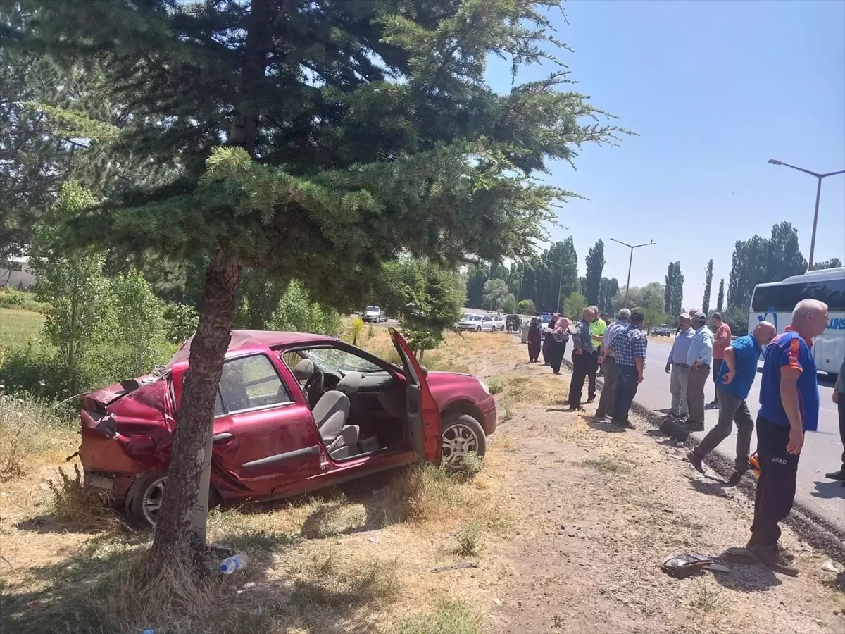 Afyonkarahisar'da Tırın Çarptığı Otomobilde 1 Ölü, 5 Yaralı