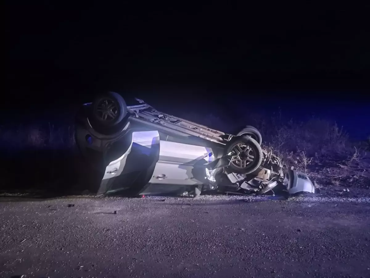 Afyonkarahisar'da Traktöre Çarpan Otomobilde 4 Yaralı