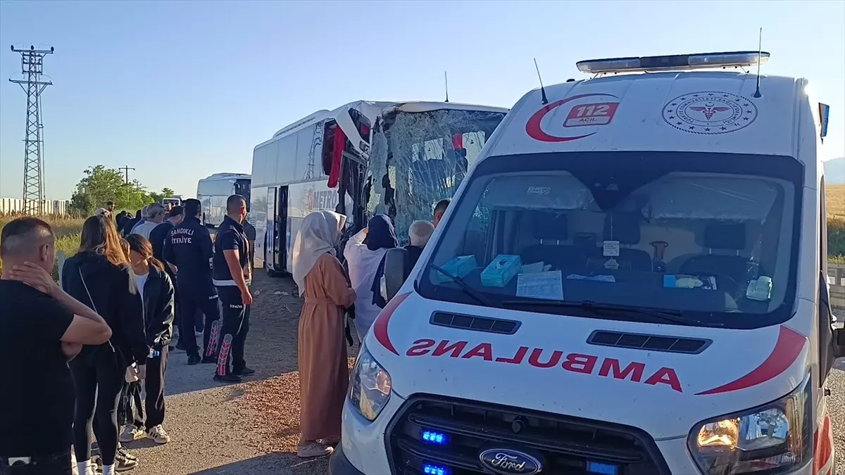 Afyonkarahisar'da Yolcu Otobüsü Tıra Çarptı: 9 Yaralı