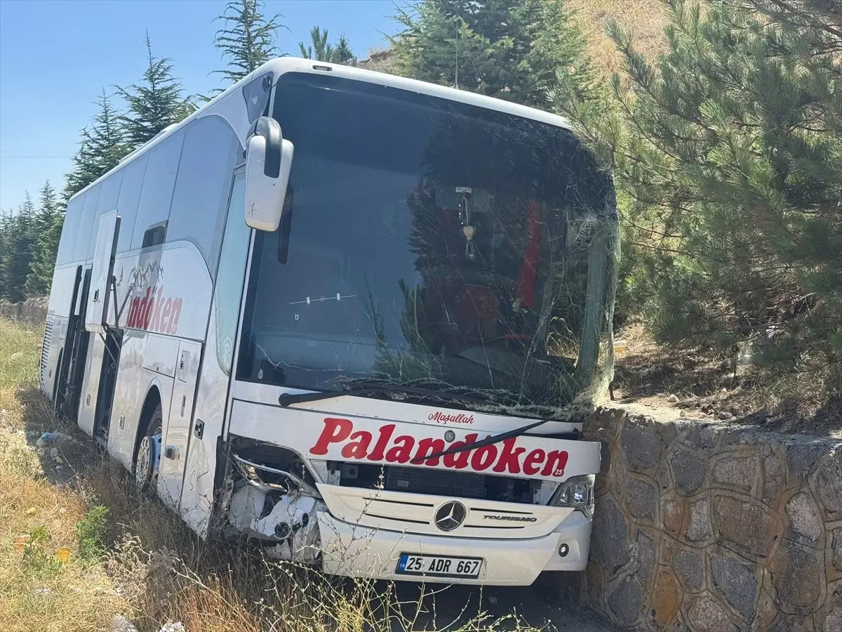 Afyonkarahisar'da Otobüs-Tır Kazasında 4 Yaralı